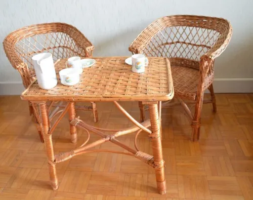 TABLES EN ROTIN FABRICATION SUR COMMANDE
