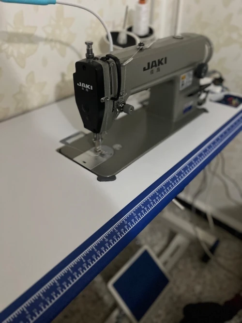Machine droite +surjuteuse+coupeuse+table+chzuddirre