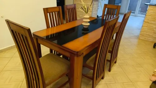 Table 6 chaises bois rouge 106 centimètres sur 85