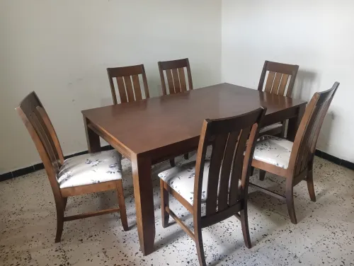 Table avec six chaises en bois