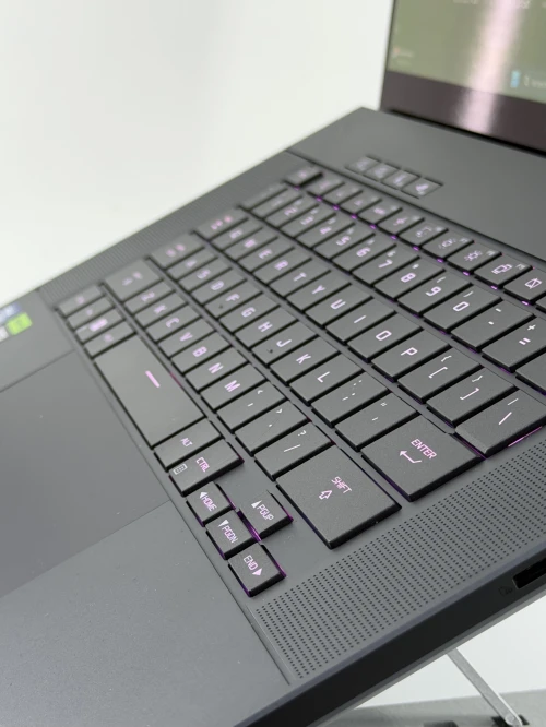 ASUS ROG ZEPHYRUS G16 OLED ULTRA-9/32GO RAM DDR5/2TB SSD NVME/NVIDIA RTX 4090 16GO VRAM