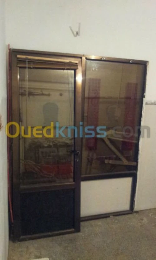 VITRINE AU VERRE et des chaises 
