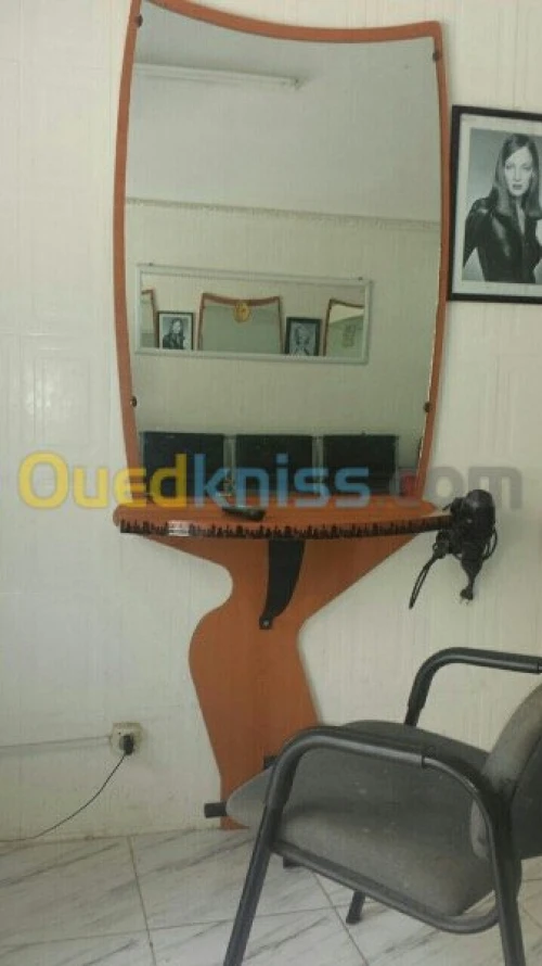VITRINE AU VERRE et des chaises 