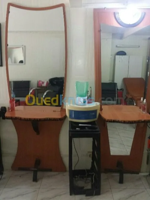 VITRINE AU VERRE et des chaises 
