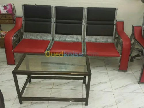 VITRINE AU VERRE et des chaises 