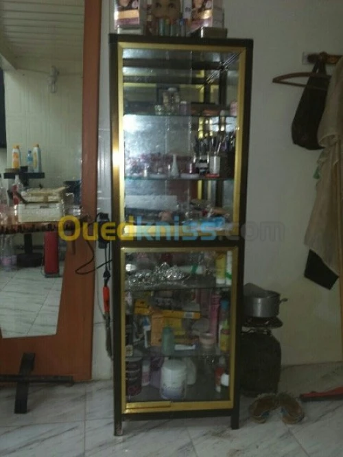 VITRINE AU VERRE et des chaises 