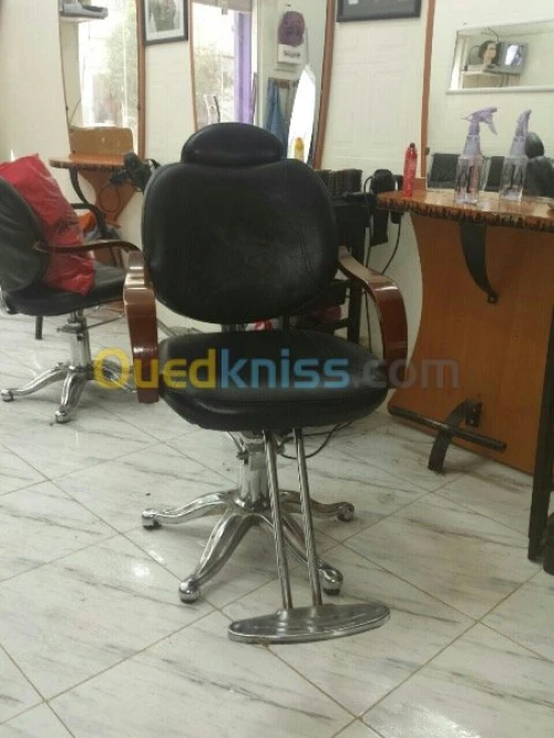 VITRINE AU VERRE et des chaises 