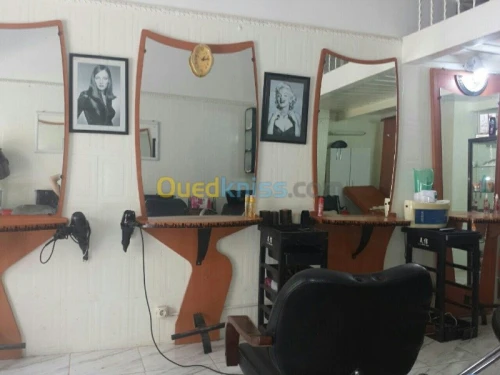 VITRINE AU VERRE et des chaises 