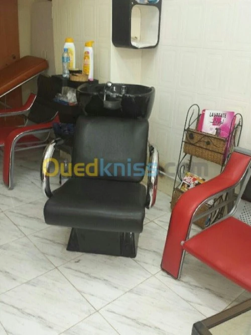 VITRINE AU VERRE et des chaises 