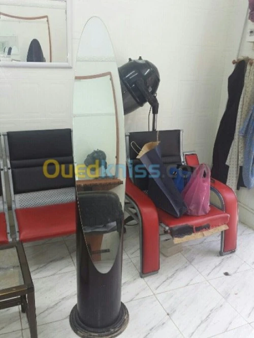 VITRINE AU VERRE et des chaises 