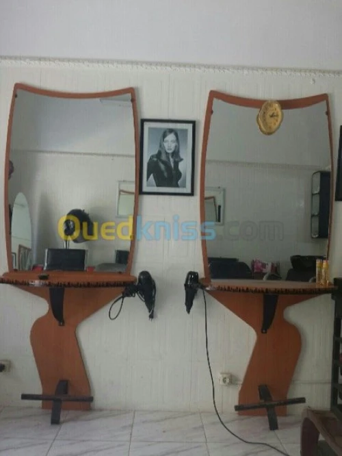VITRINE AU VERRE et des chaises 