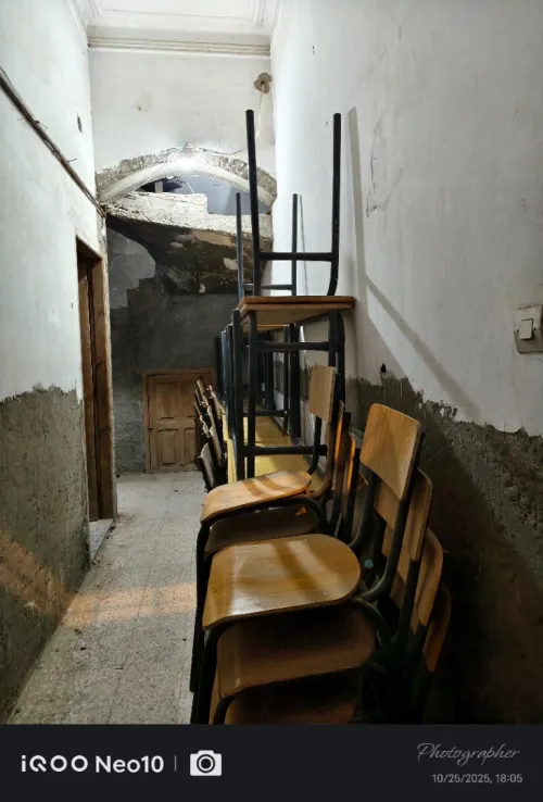 Tables, chaises et tableaux 