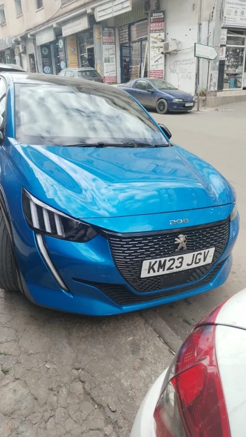 Peugeot 208 2023 GT volant droite uk
