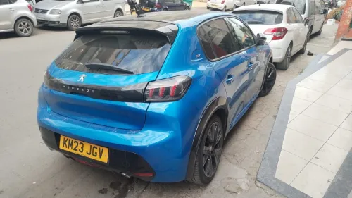 Peugeot 208 2023 GT volant droite uk