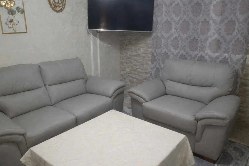 Fauteuil en simili cuir gris clair