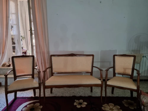 un "salon" de 3 pièces (2 fauteuils et 1 banquette).