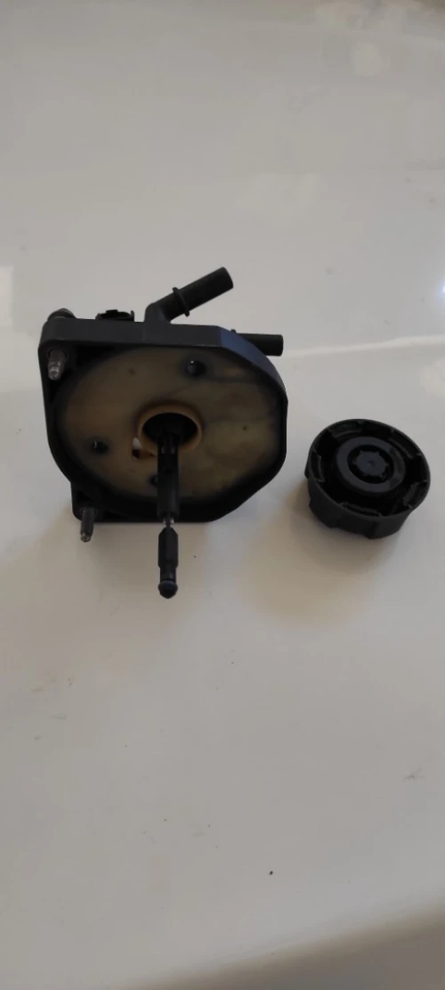Boitier filtre a carburant et bouchon reservoir