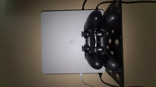 Play 4 slim 1tb mflachi vs 12.00 avec 2 manette whda Original w whda Copie