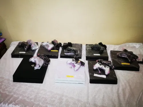Lot 10 PS4 flashés en excellent état avec manettes et câbles originaux