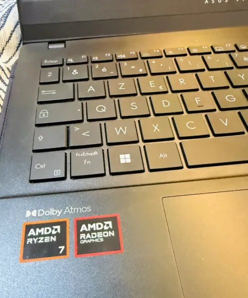 PC ASUS VIVOBOOK S15/16 OLED RAYZEN 7 8845HS / AMD RADEON 780M + pochette CUIR VÉRITABLE