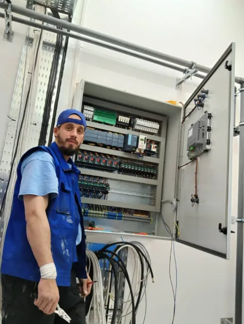 Câblage des armoires électriques sur commande / maintenance et mise en service