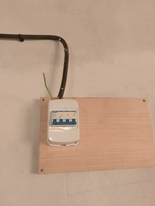 électricien bâtiment respect les normes installation Électricité générale avec travail propre et prix étudié (Appartement-villa-le