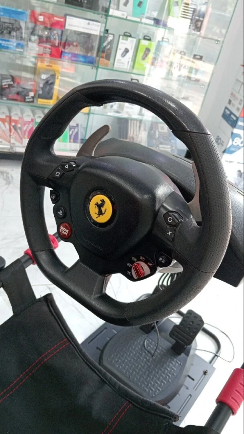 Volant thrustmaster édition ferari 488 GTB + chaise gaming Amstrad 