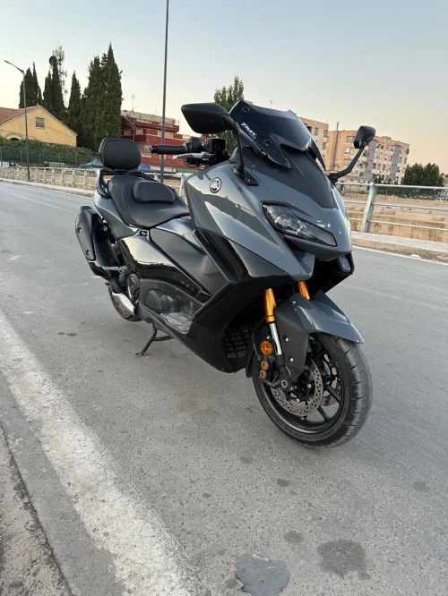 Yamaha TMAX 562 Tech Max gris nardo 2022