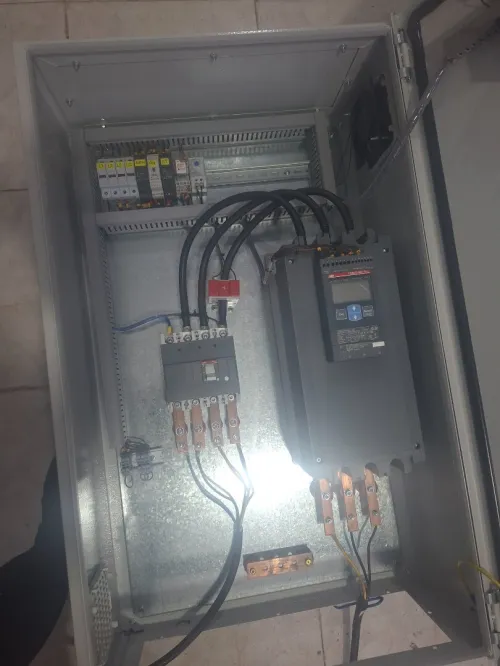 Services de câblage et installation d'armoires électriques industrielles et électricité du bâtiment