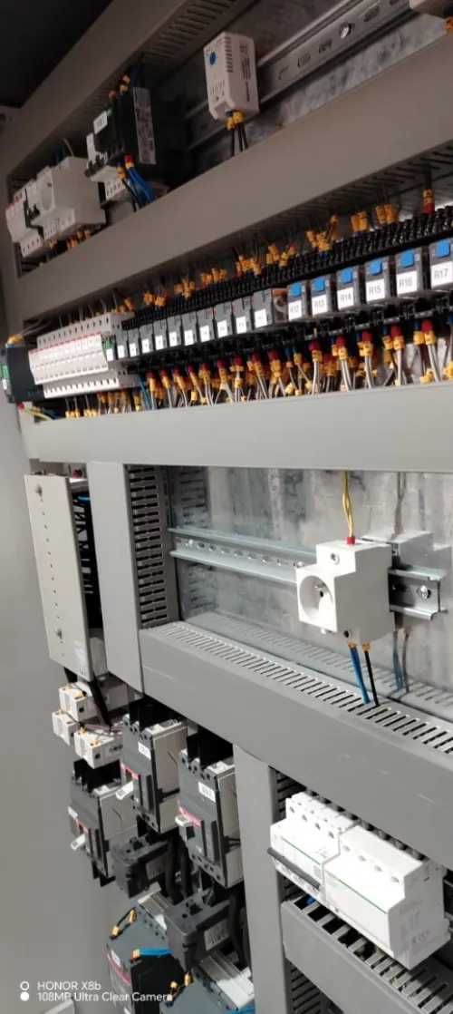 Services de câblage et installation d'armoires électriques industrielles et électricité du bâtiment