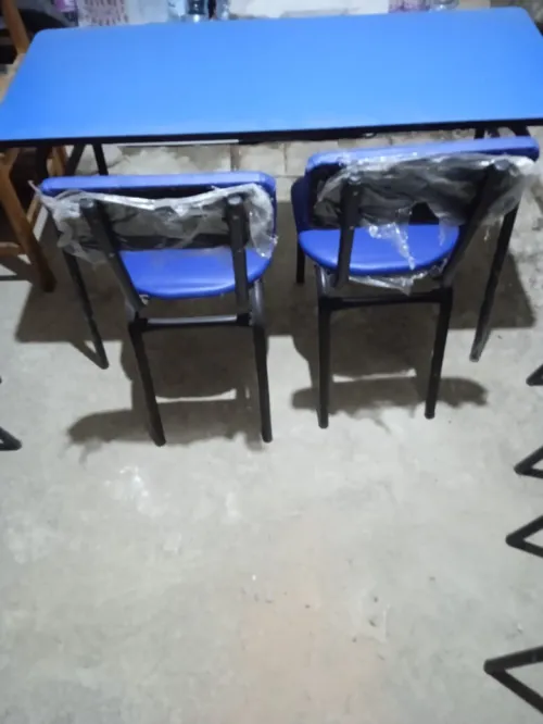 Chaises et tables scolaires