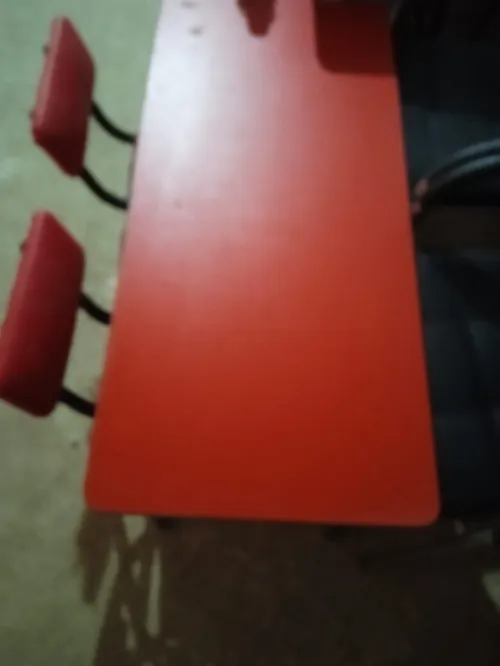 Chaises et tables scolaires