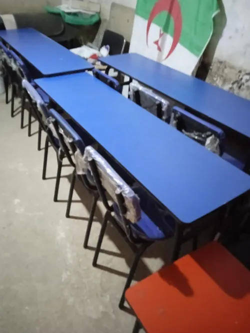 Chaises et tables scolaires