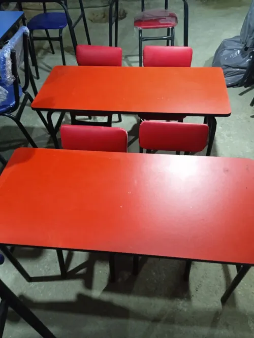 Chaises et tables scolaires