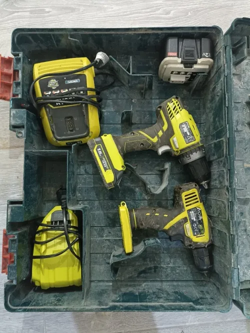 RYOBI VISSEUSE 