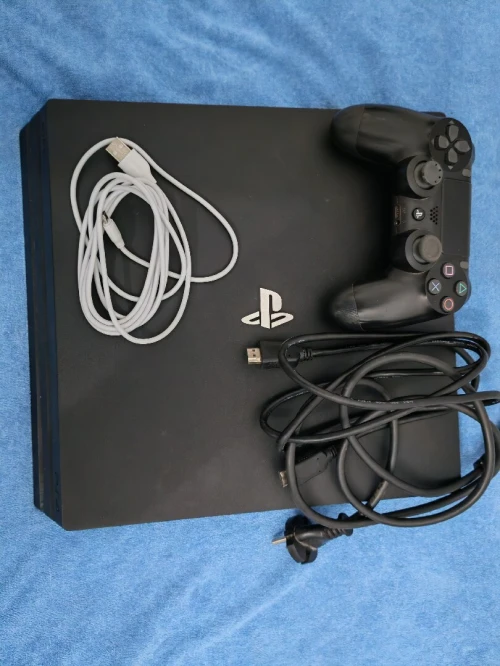 Console PS4 pro version 12.50 etat presque neuf