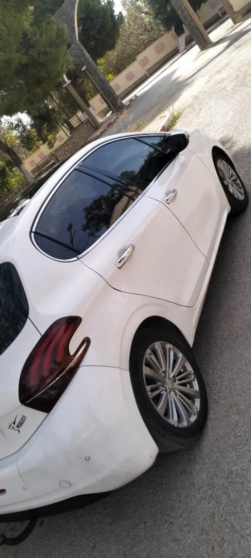 Peugeot 208 2015 Allure Facelift
