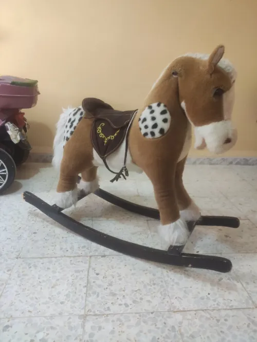 Un cheval  jouets très bon état 