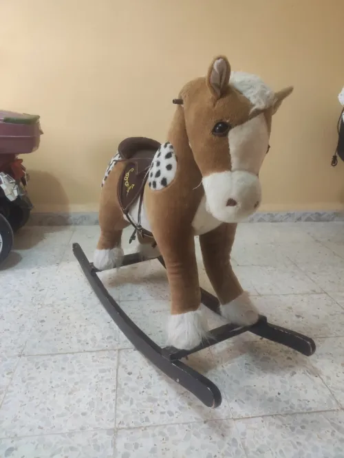 Un cheval  jouets très bon état 
