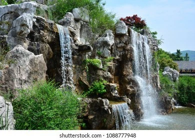 conception et réalisation de cascade d'eau pour cour, terrasse,jardin, piscine et place public تصنيع وتركيب الشلالات
