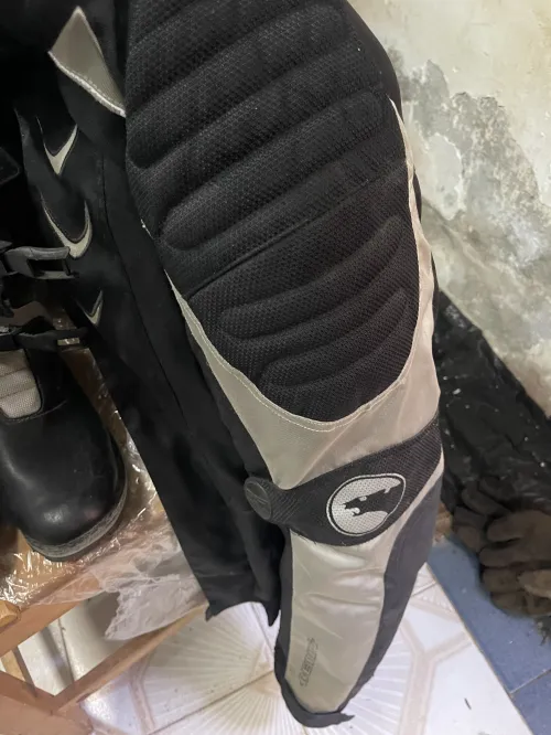 Tenue pour motard ( bottes plus veste )