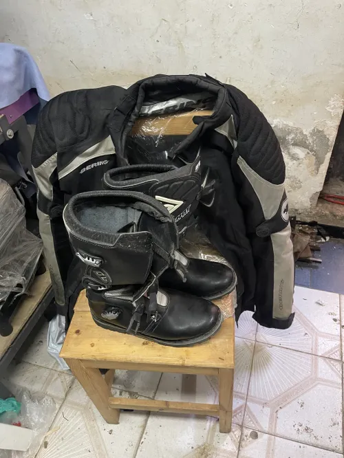 Tenue pour motard ( bottes plus veste )