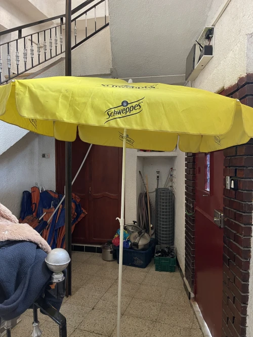 Parasol de plage ou autre plusieurs disponible matériel professionnel