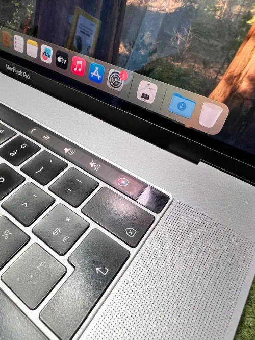 MACBOOK PRO TOUCHBAR 2018 15.6 POUCES - INTEL 8EME GENERATION CORE 17-8850H 2.2GHz - AMD RADEON PRO 555X GDDR5 4GB - 512GB SSD - 16GB RAM