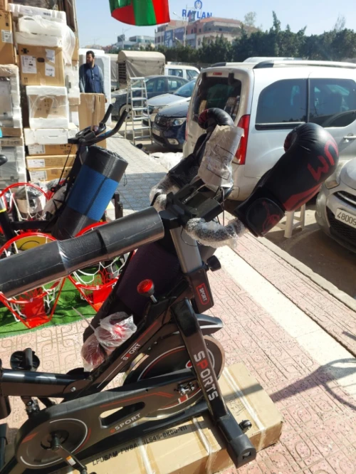 Vélo spining pour exercices cardio a la maison pro