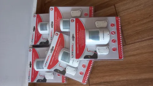 LIFEBOX 5 Mini Alarme neuf détection de mouvements 105 dB, 7m/110 degrés 2 télécommandes et support