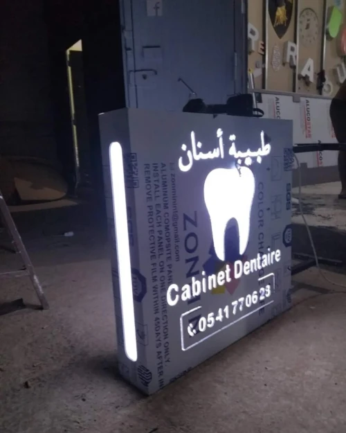 Enseigne Panneau publicitaire Lumineuse Affiche Backlight Écran Led Revêtements Façade Stand Découpe