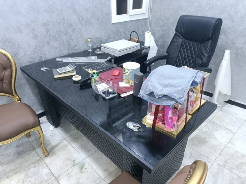 Bureau avec sa table et son armoire