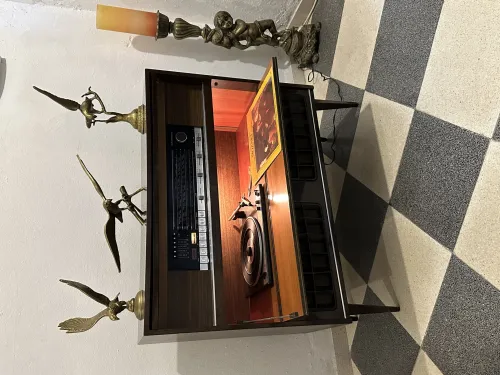 Radio Meuble vintage en très bon état.