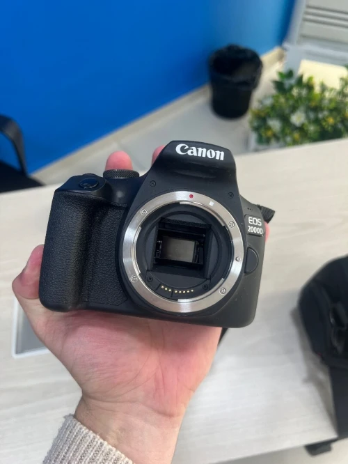 Cannon EOS 2000D avec 2 objectif et chargeur